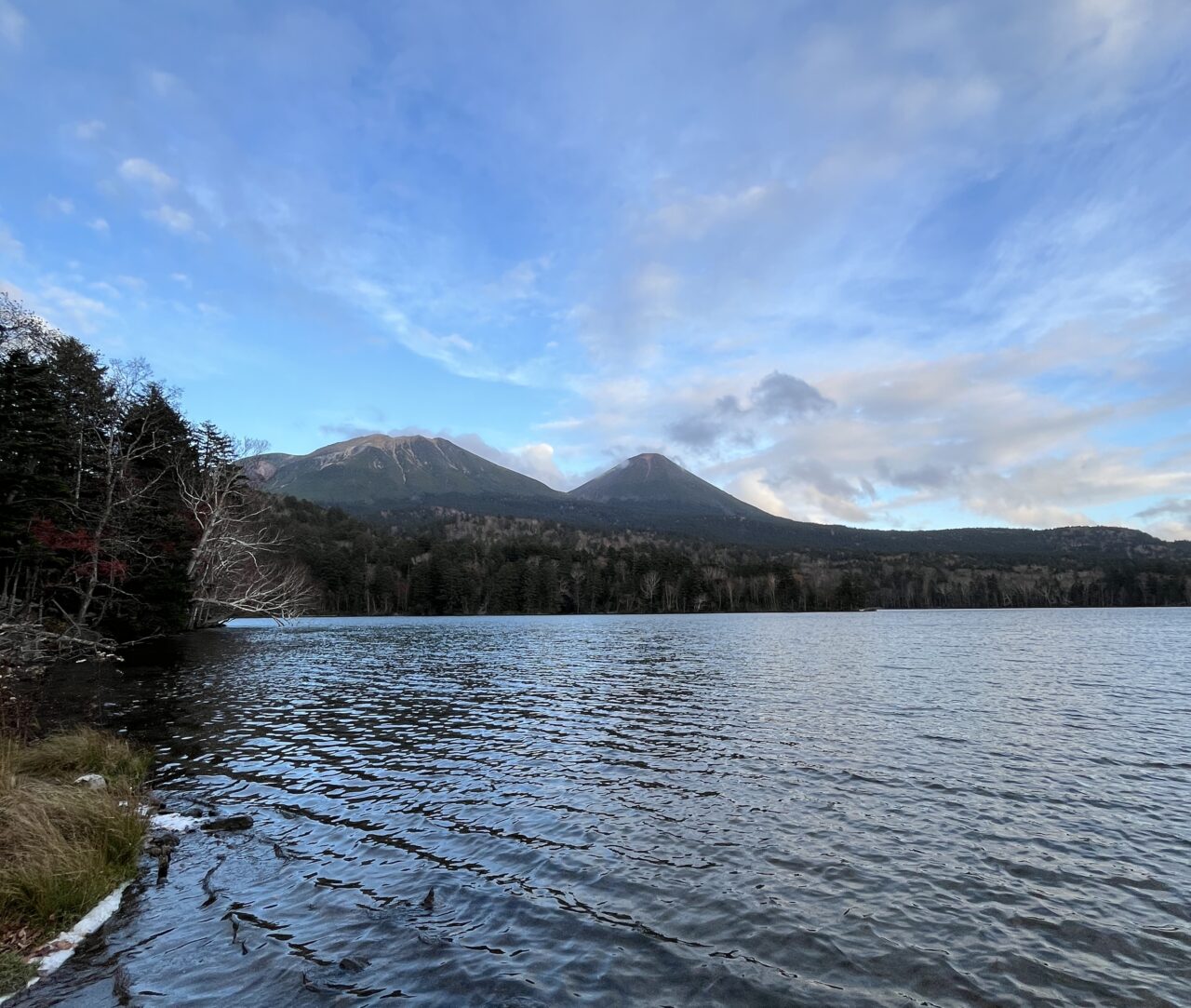 湖から撮影した雌阿寒岳