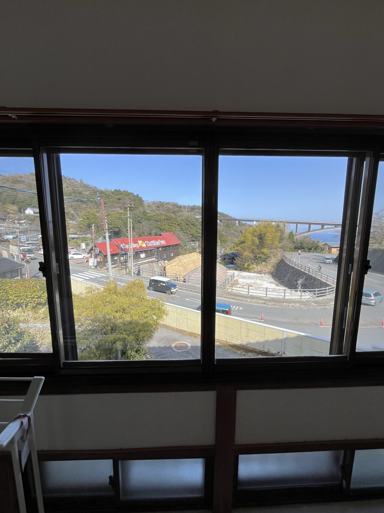 部屋の窓からは開けた景色が楽しめる