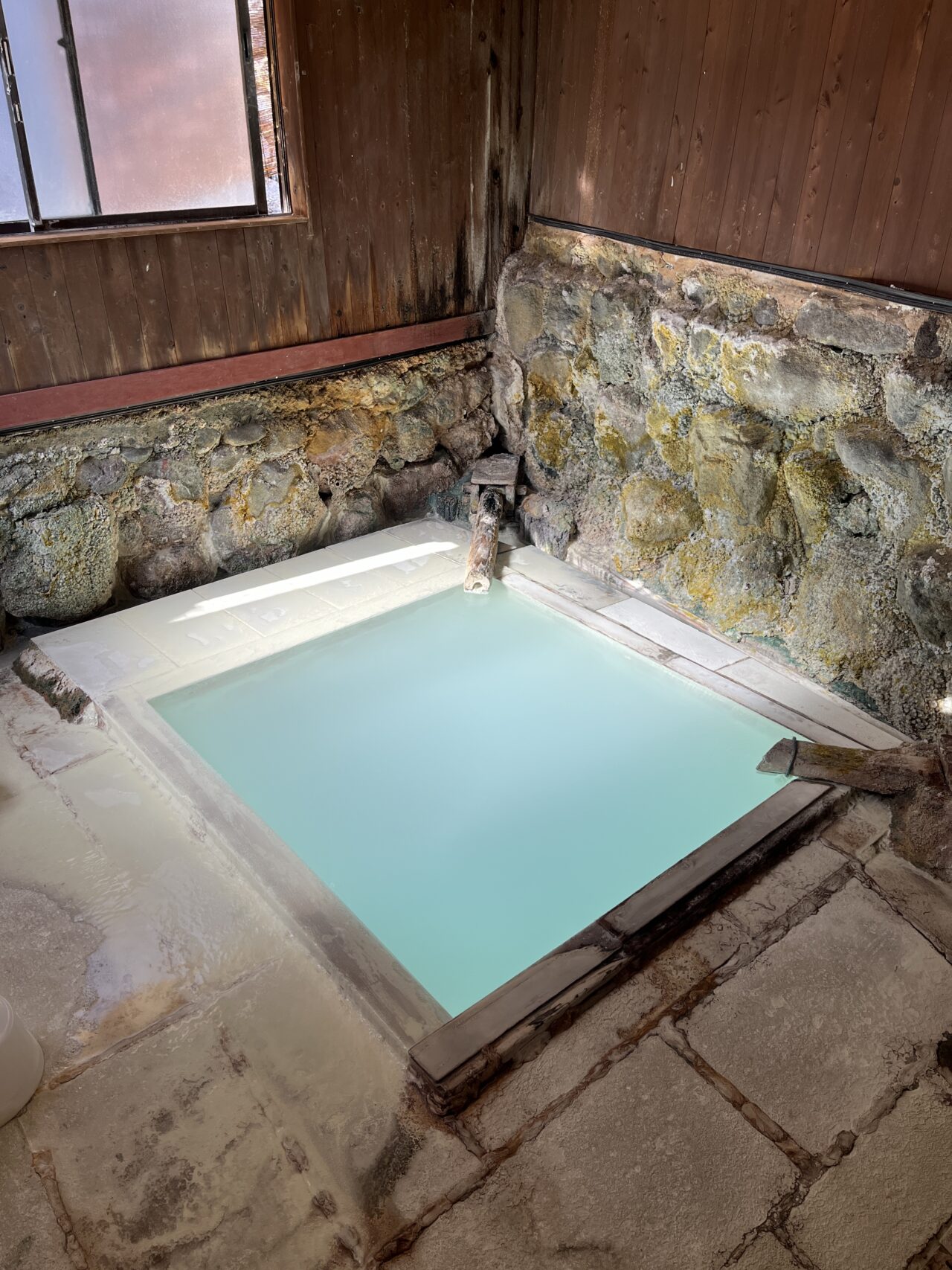 美しすぎるブルーの硫黄泉