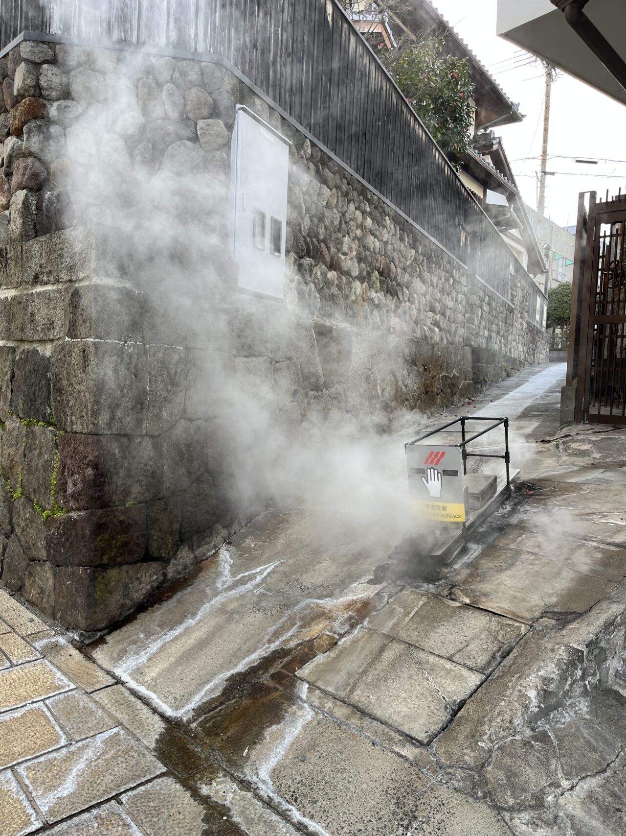 触ると危険な熱さの湯気