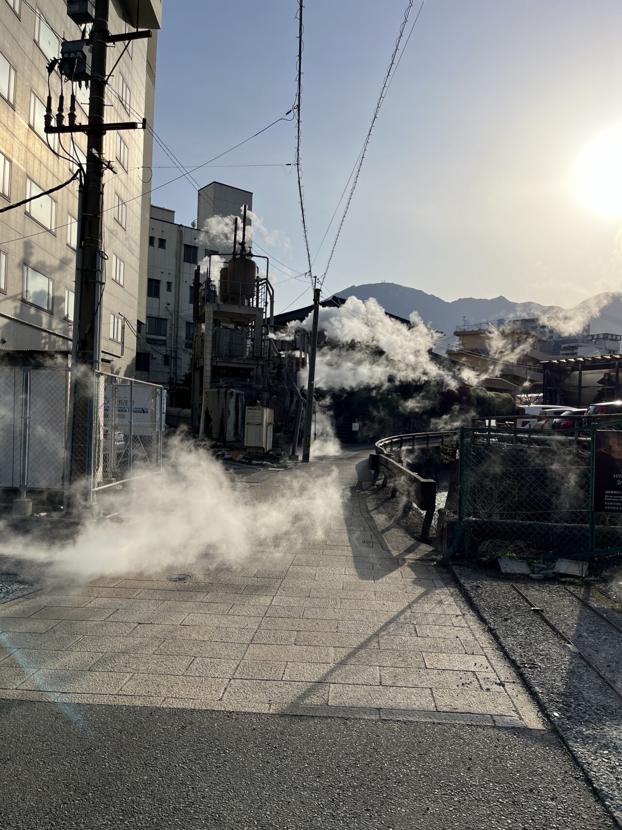 あちこちで湯気が立ち上る迫力