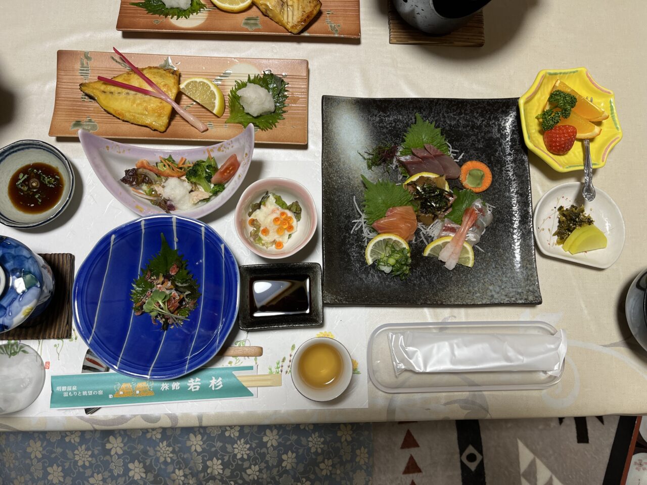 家庭的なメニューの夕食