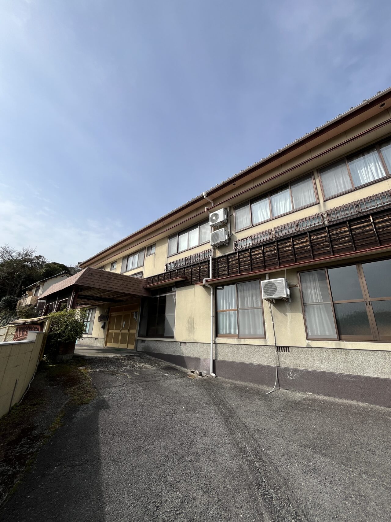 横長で存在感たっぷりの宿