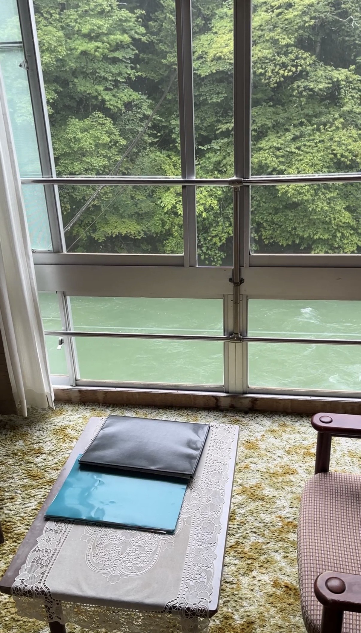 川を望める窓際