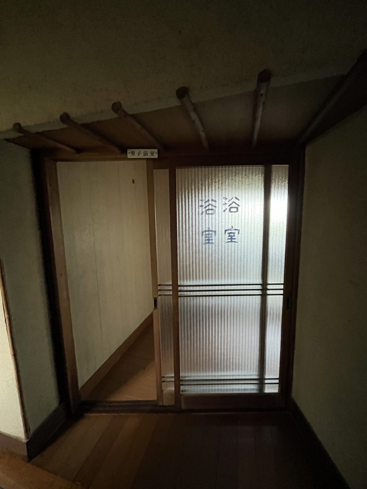 レトロな文字の扉