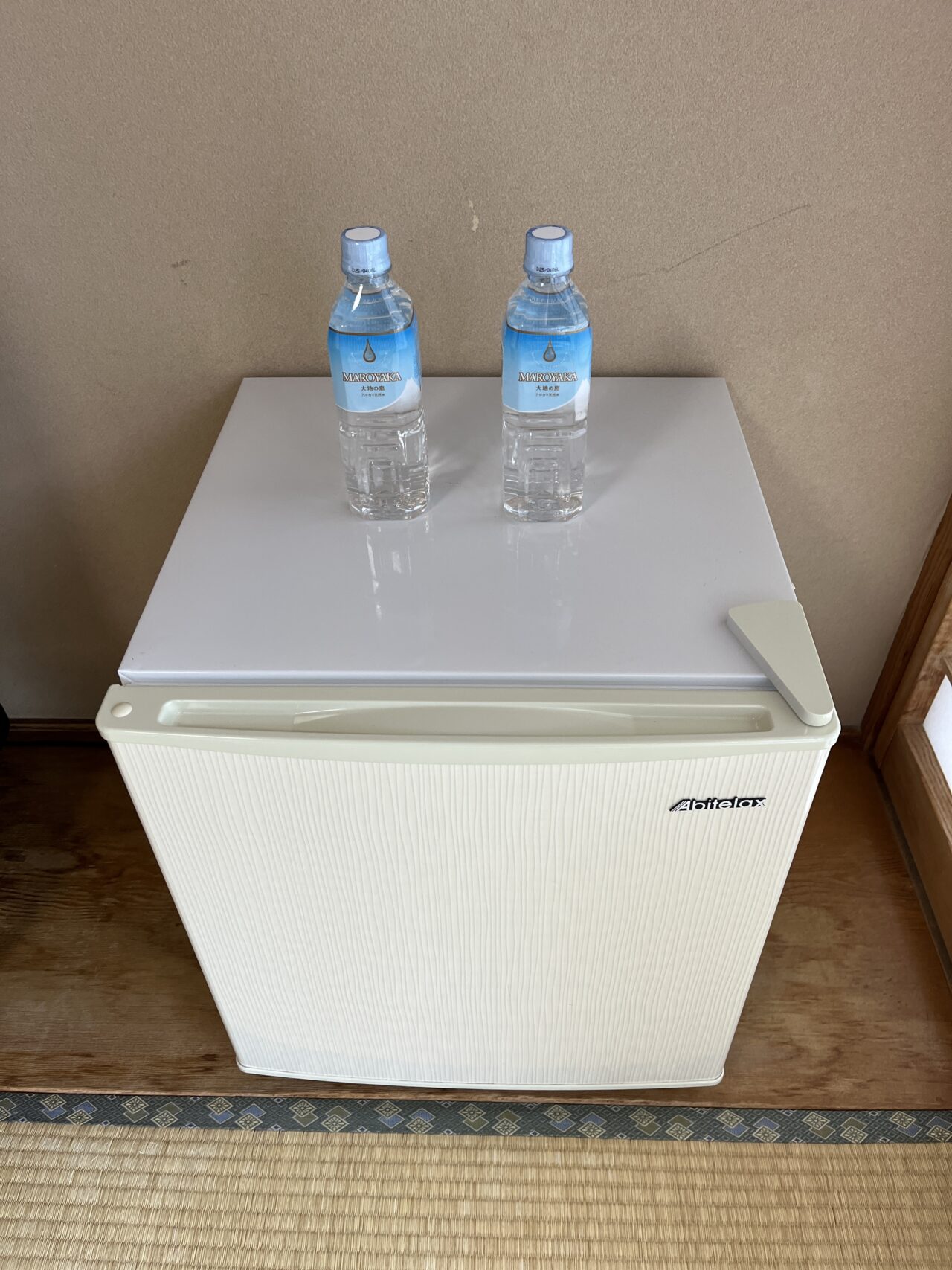 水が用意された冷蔵庫