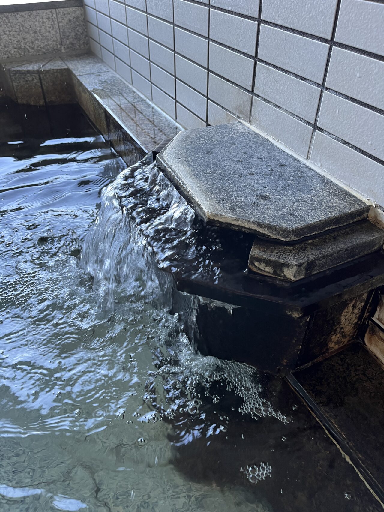 湯口からあふれる温泉
