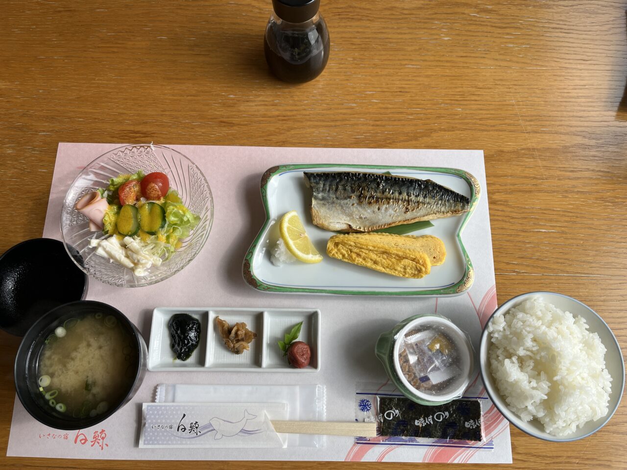定番のメニューが並ぶ朝食