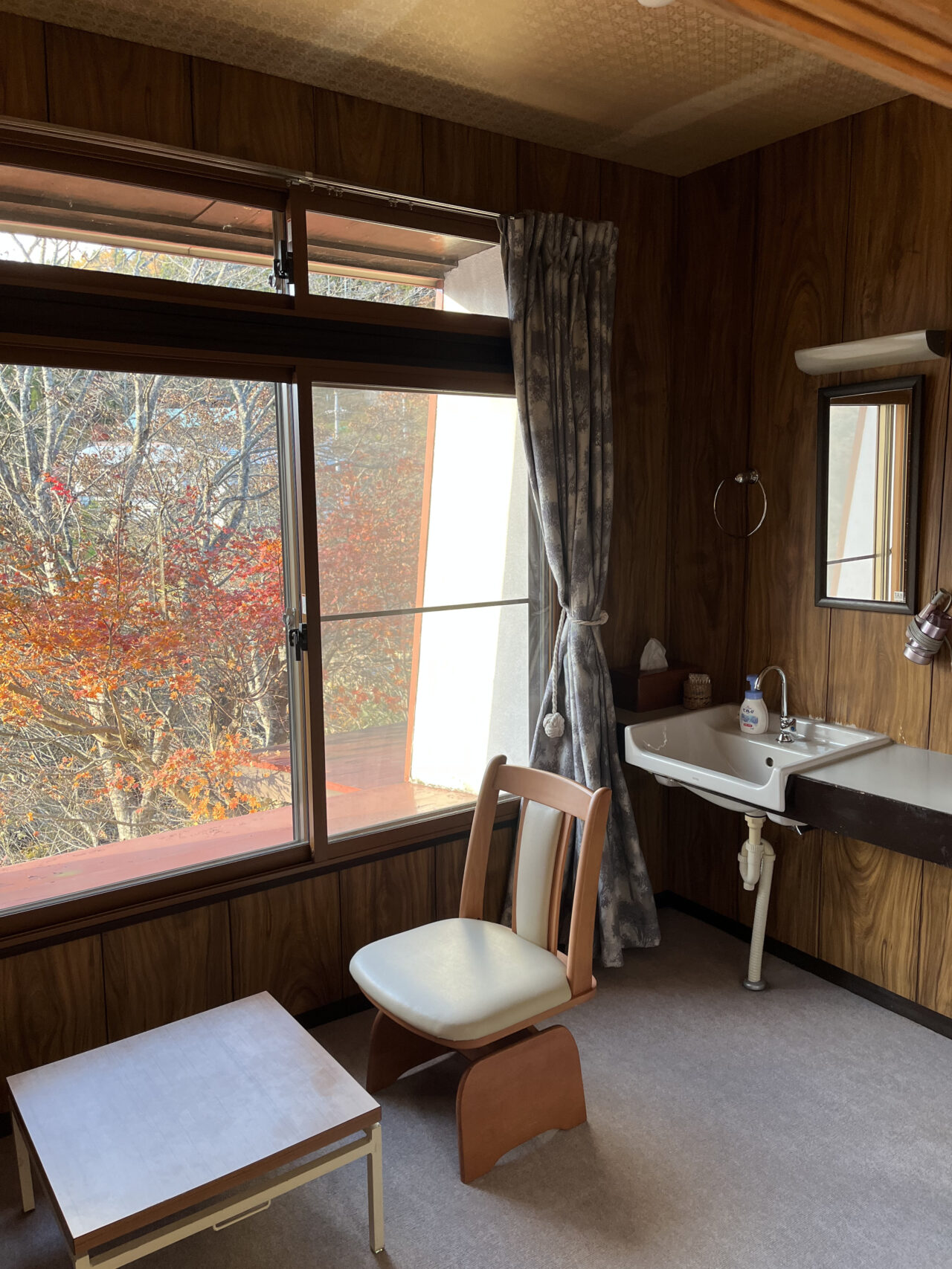 窓際には紅葉した木々が見える