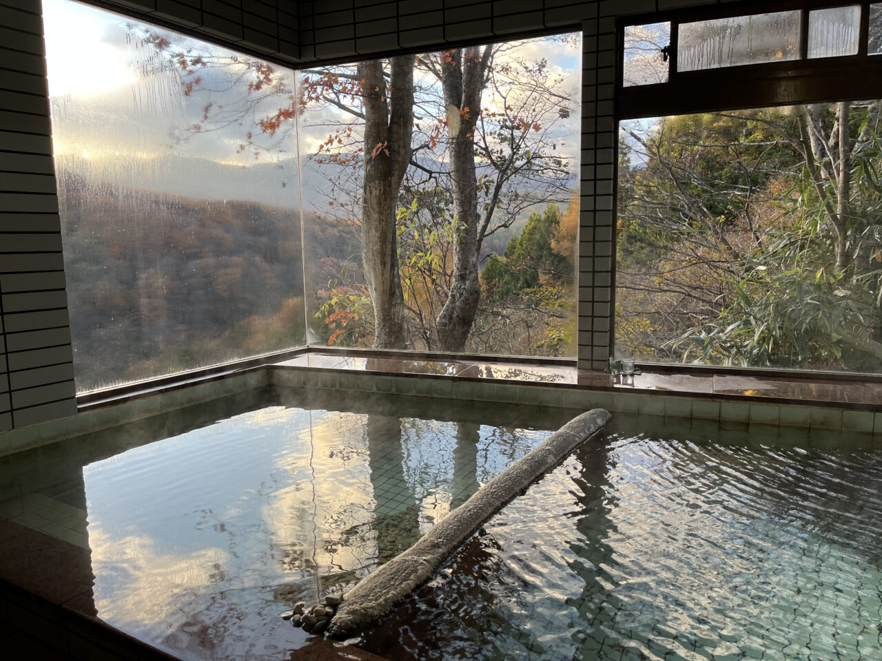 内湯ながら山々が見える