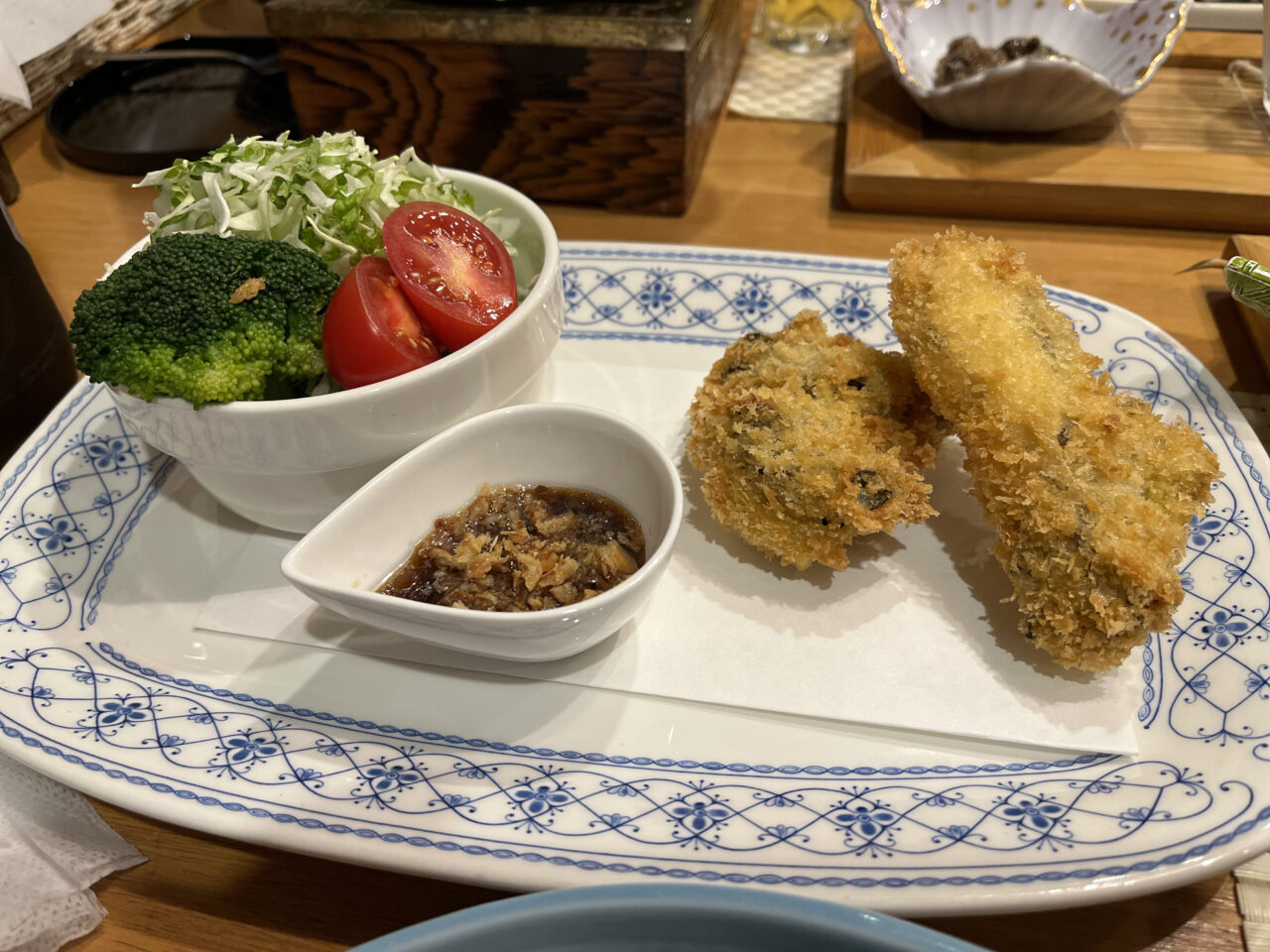 サラダとマイタケフライ