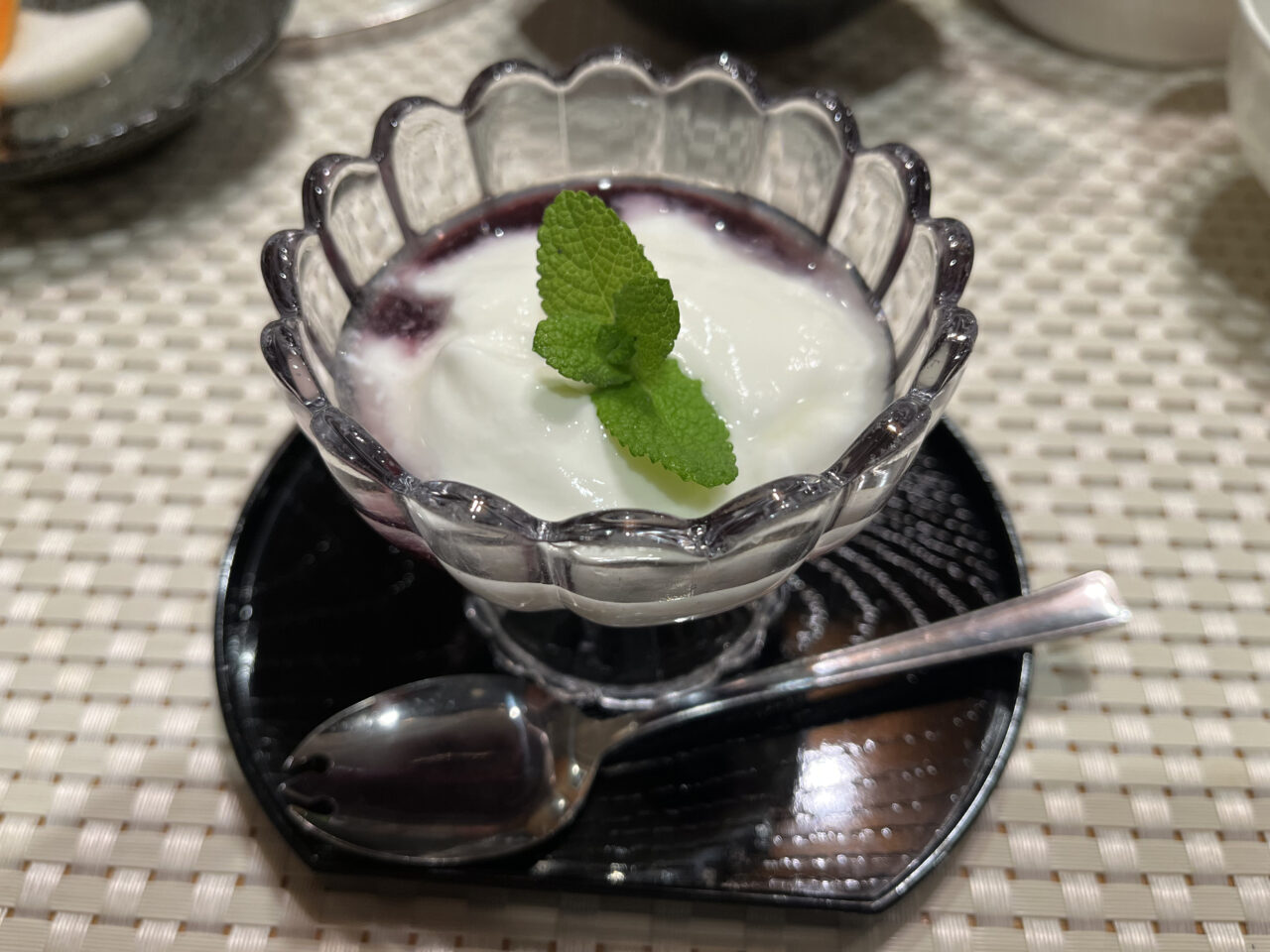 締めのヨーグルトのデザート