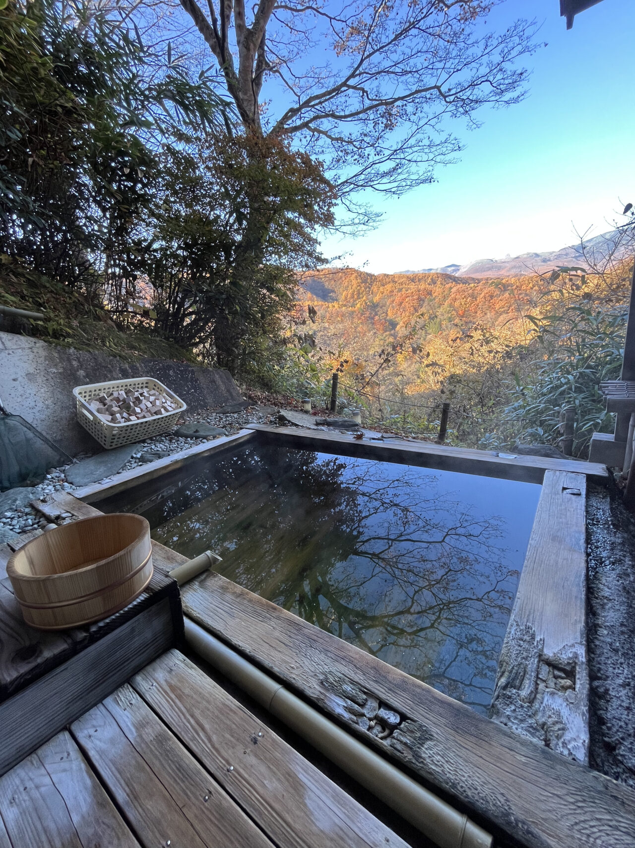 山々の紅葉が望める貸切露天風呂