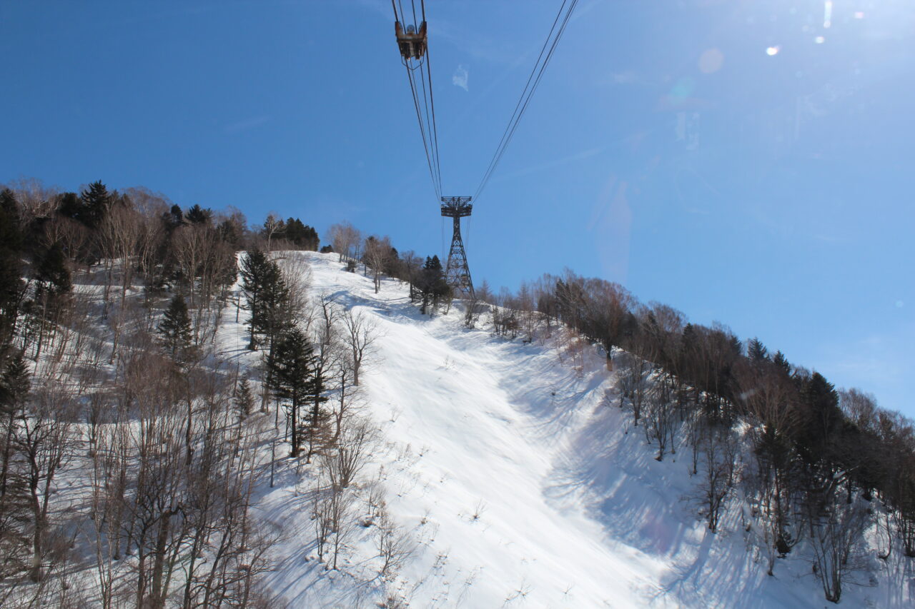 ロープウェイで雪の山を拝む