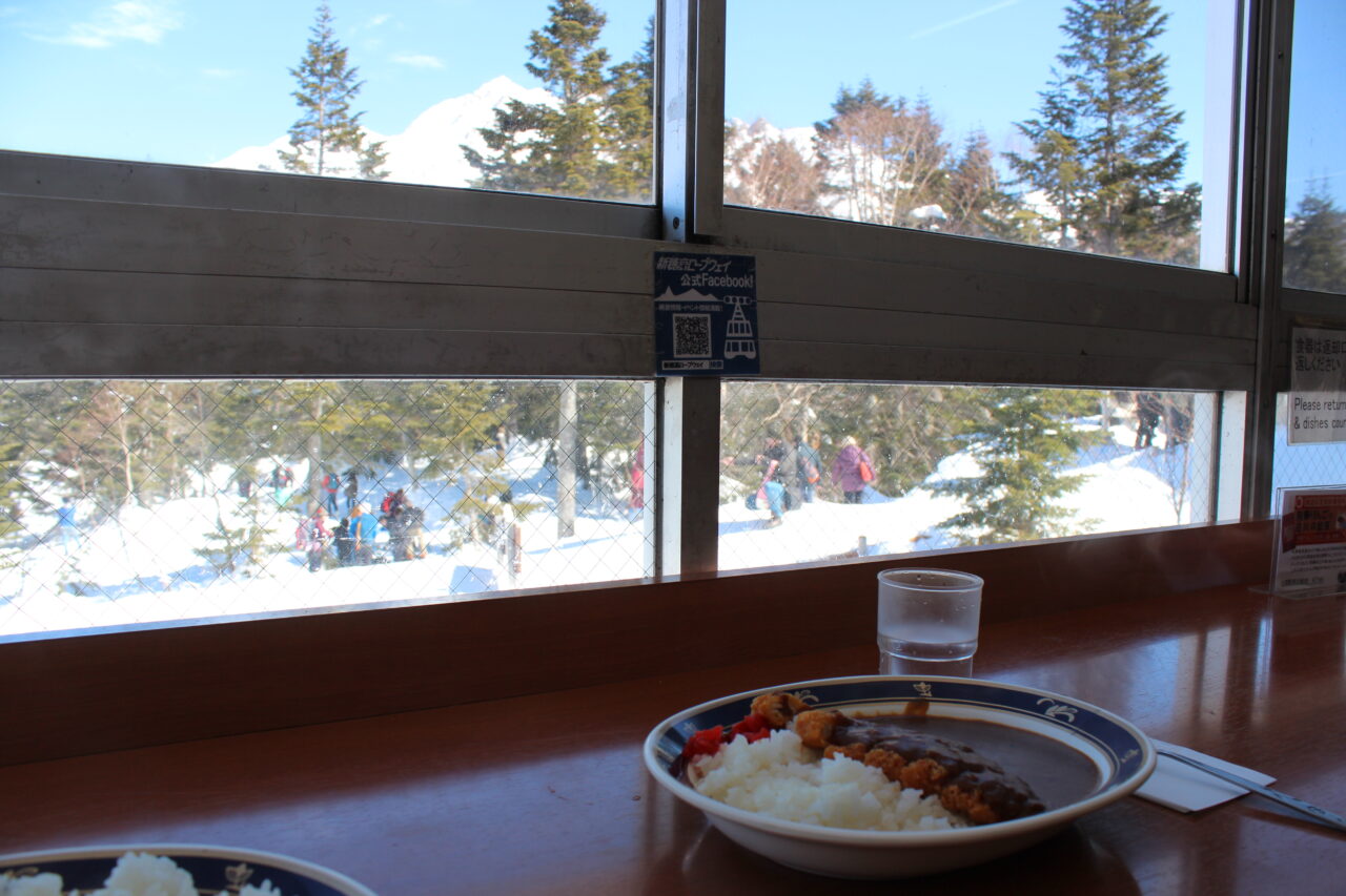 雪山を見ながらの食事