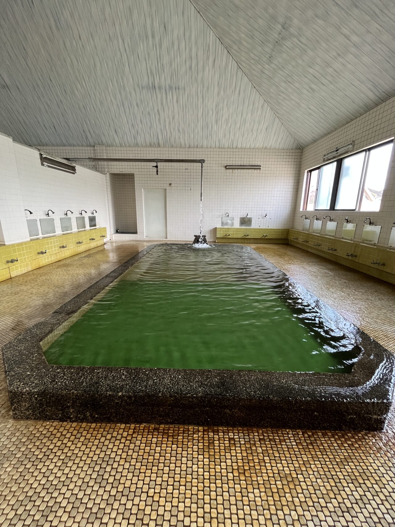 姉戸川温泉の広々とした浴室