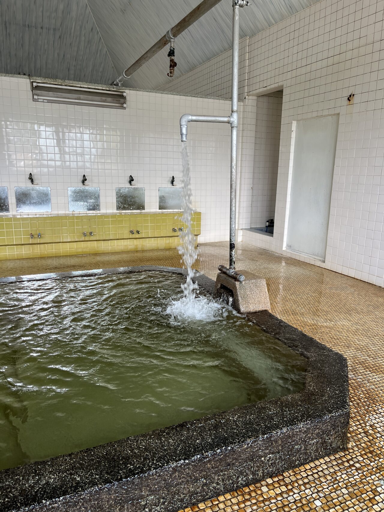 滝のように流れる源泉