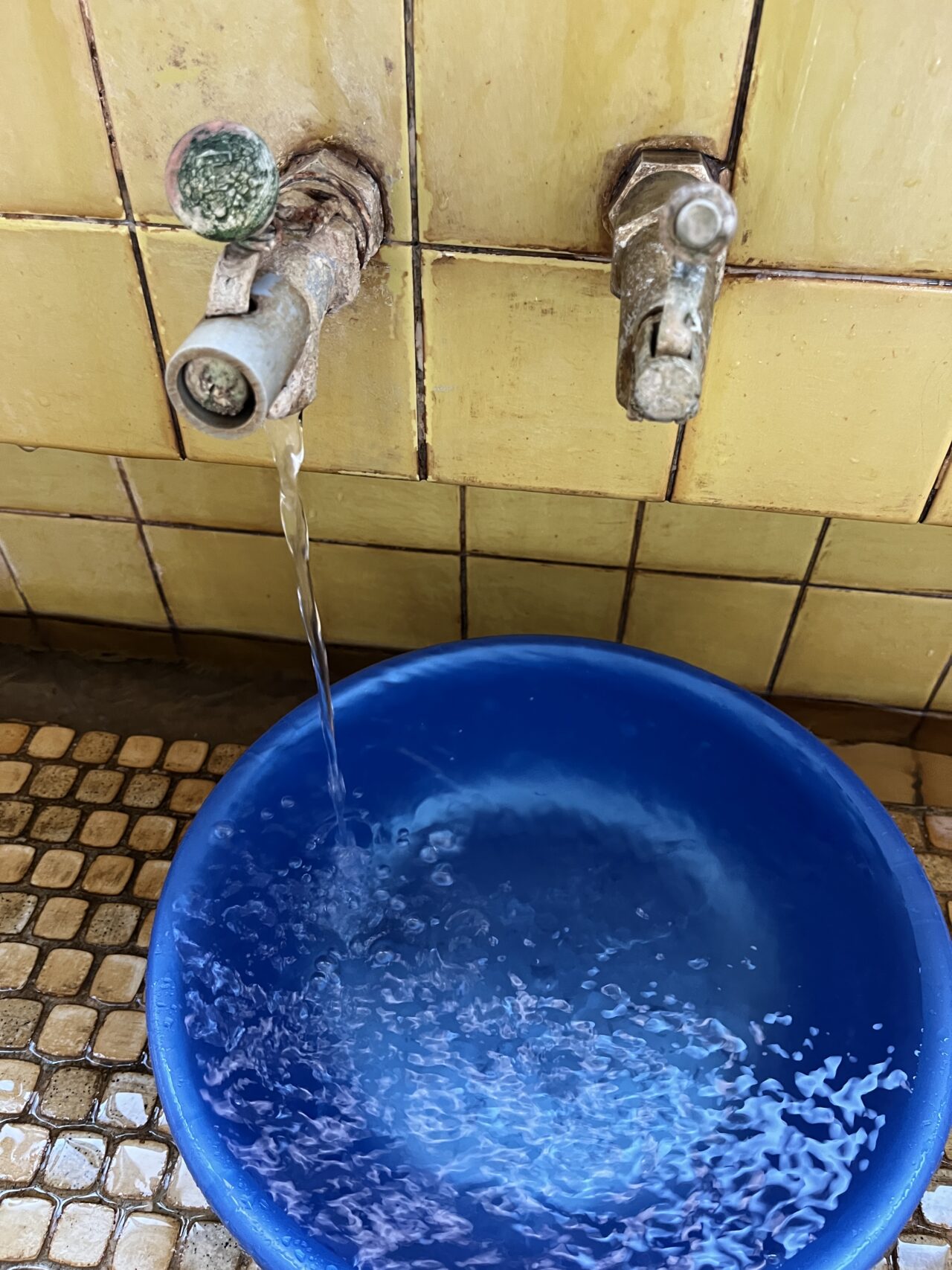 年季を感じるお湯を出す洗い場