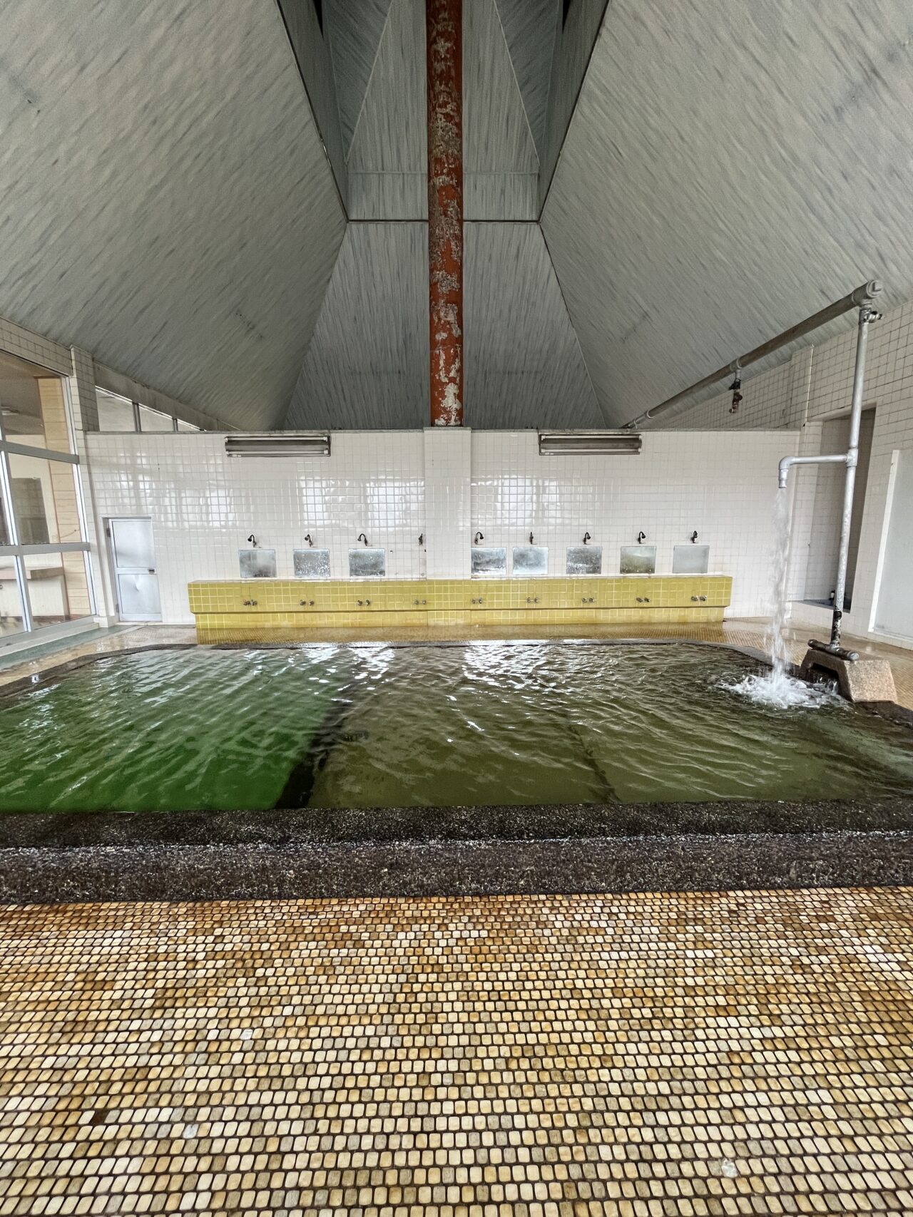 横から見た大きい浴槽