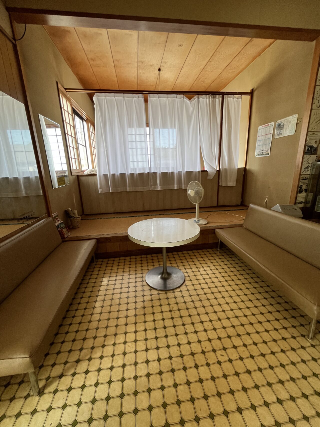 扇風機で涼む休憩スペース