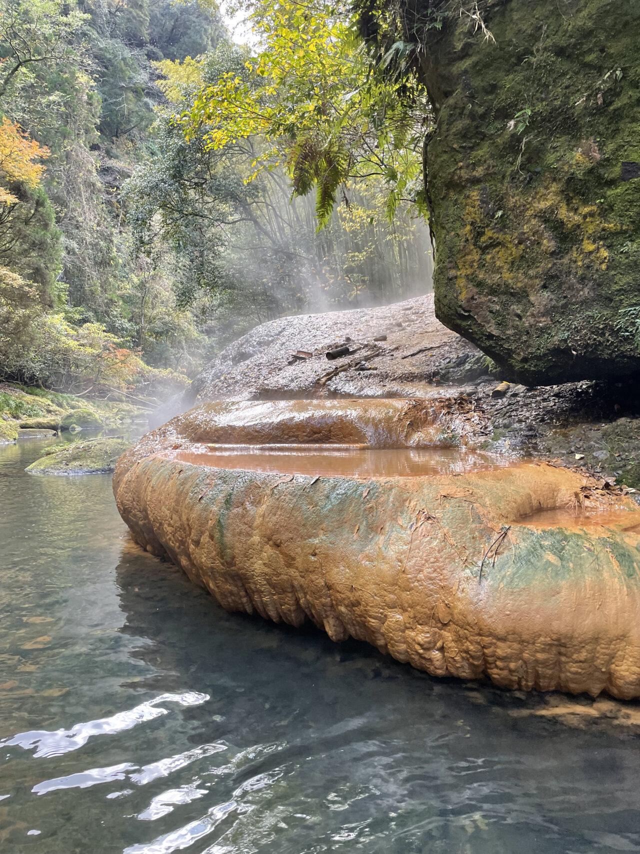 丸みを帯びた天然の浴槽