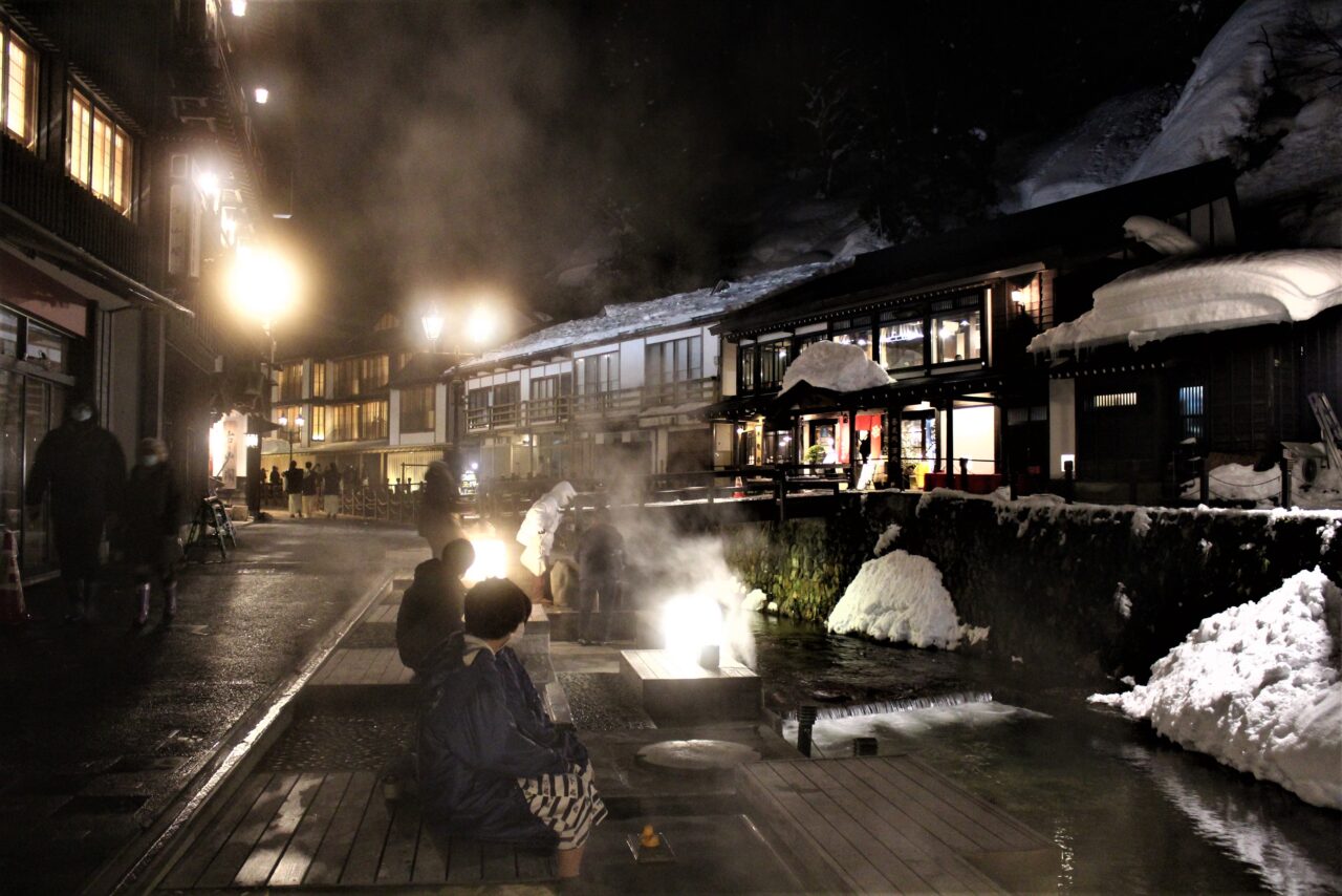 夜の銀山温泉の町並み