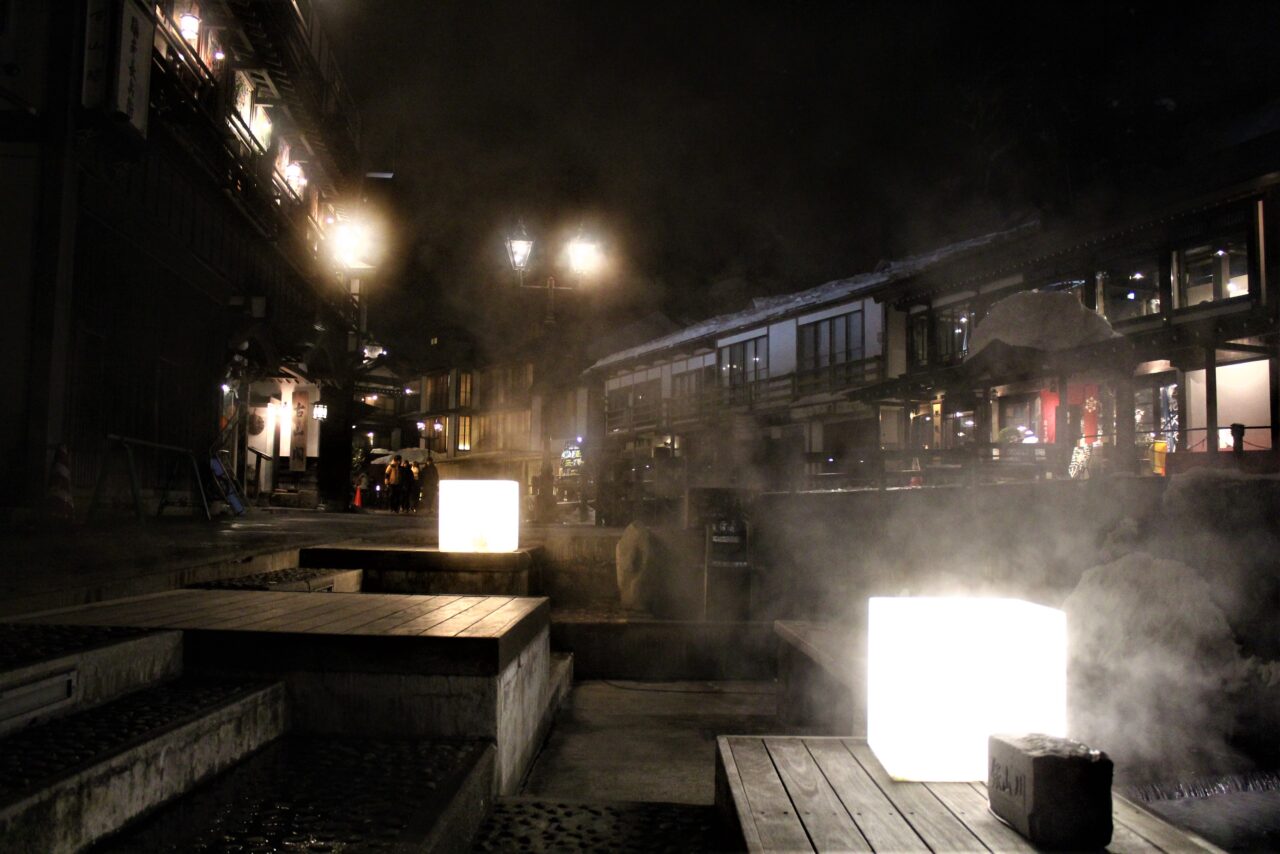 夜の銀山温泉の足湯