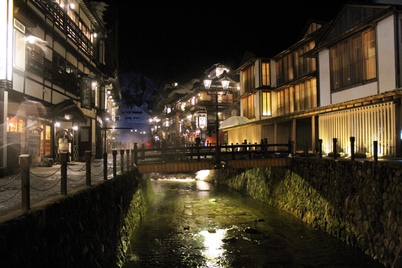 夜の銀山温泉の川