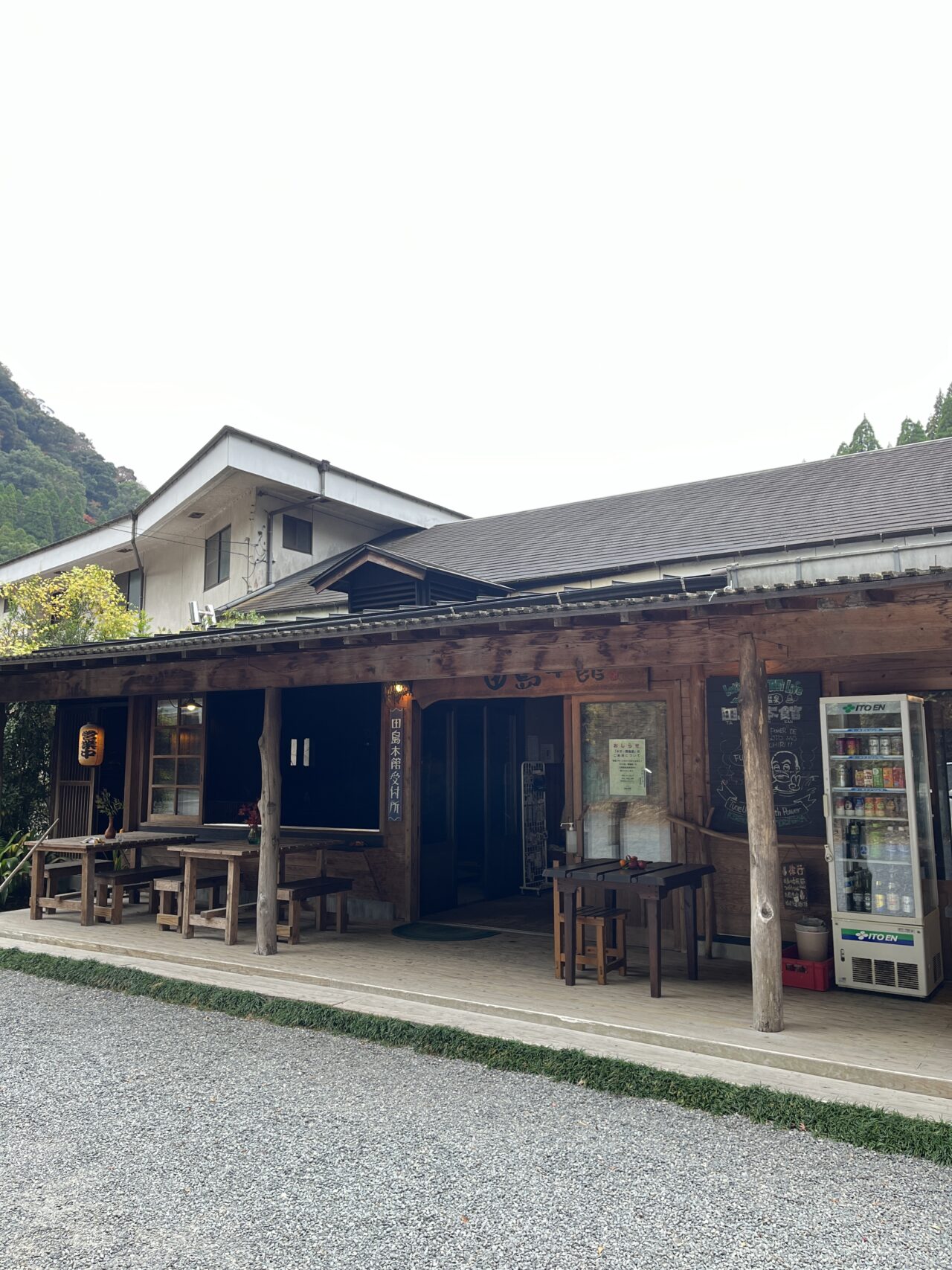 田島本館の木造りの入り口