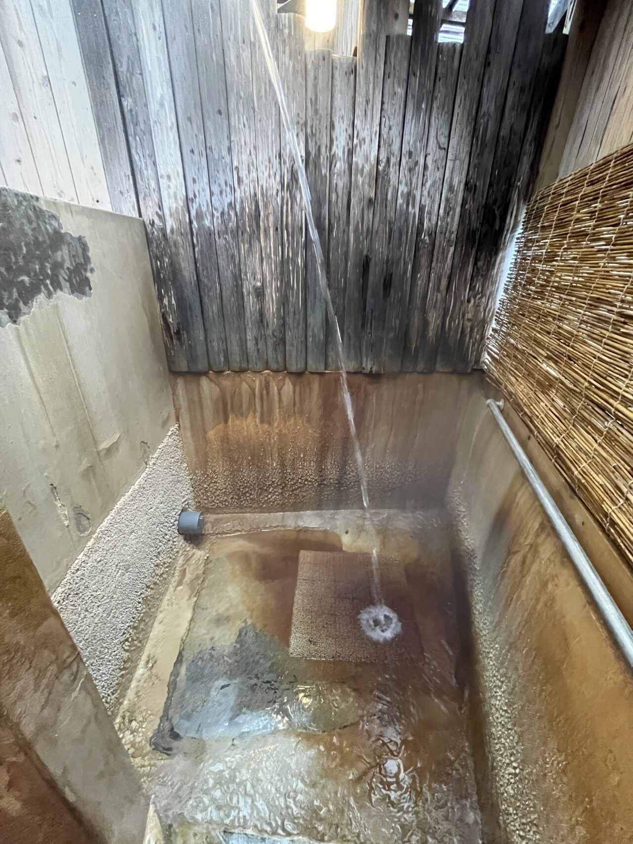 熱めの温度の打たせ湯