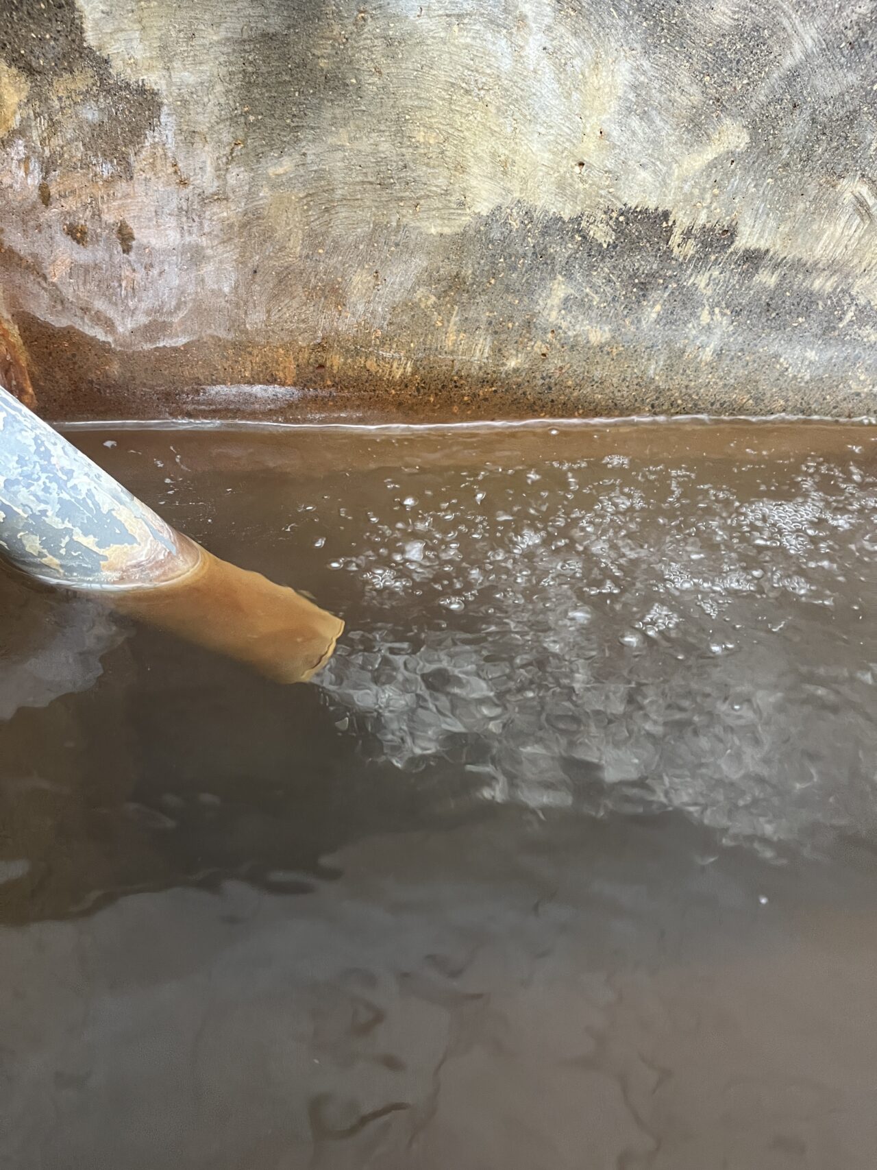 湯量豊富で気泡あふれる湯口