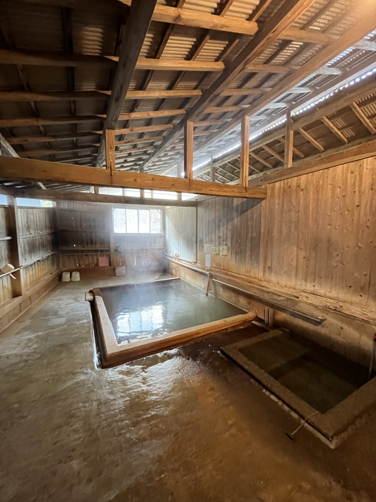 源泉と水風呂のある大浴場