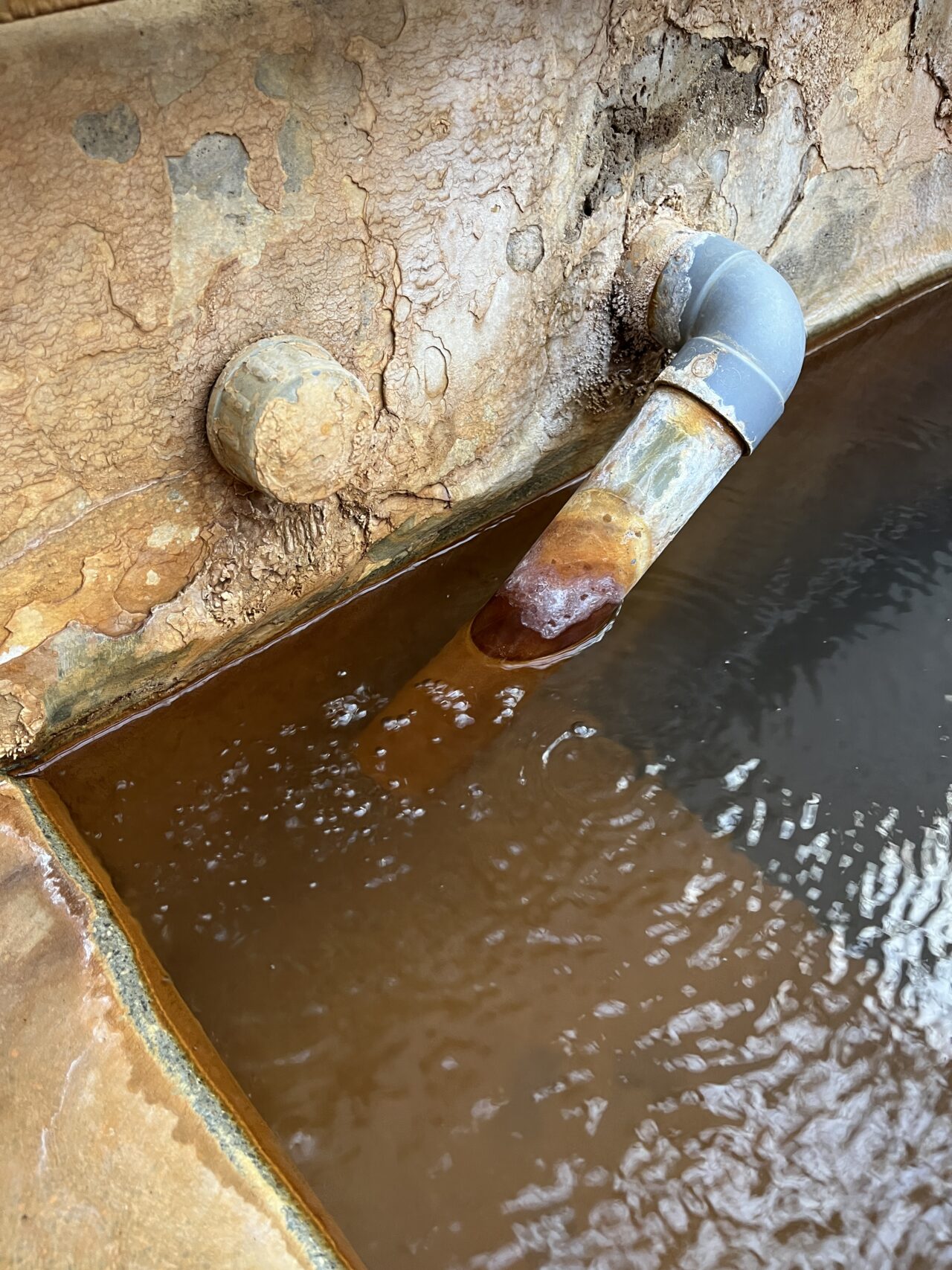 ポコポコ湧き出る湯口