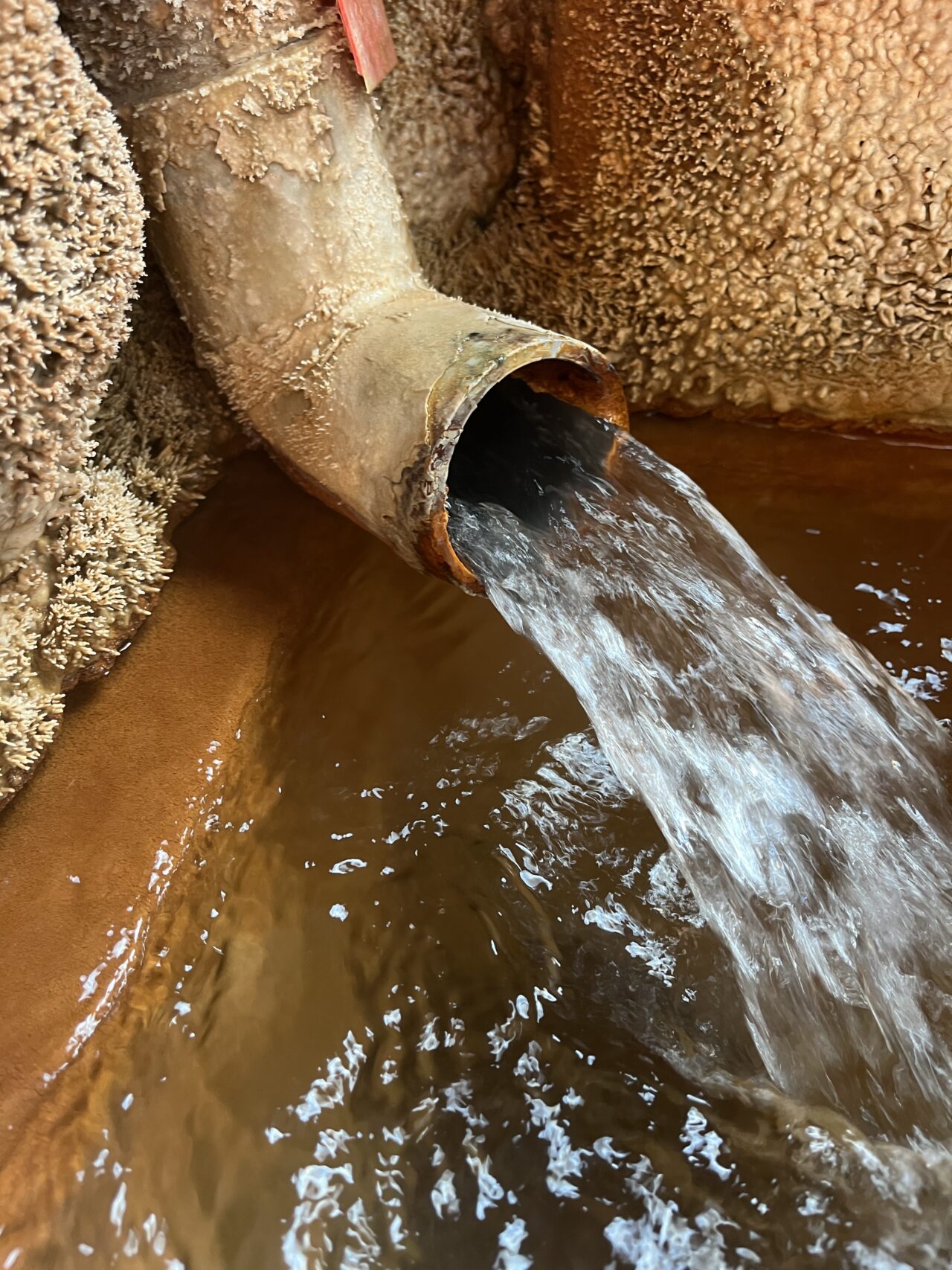 ドバドバの湯量があふれる湯口