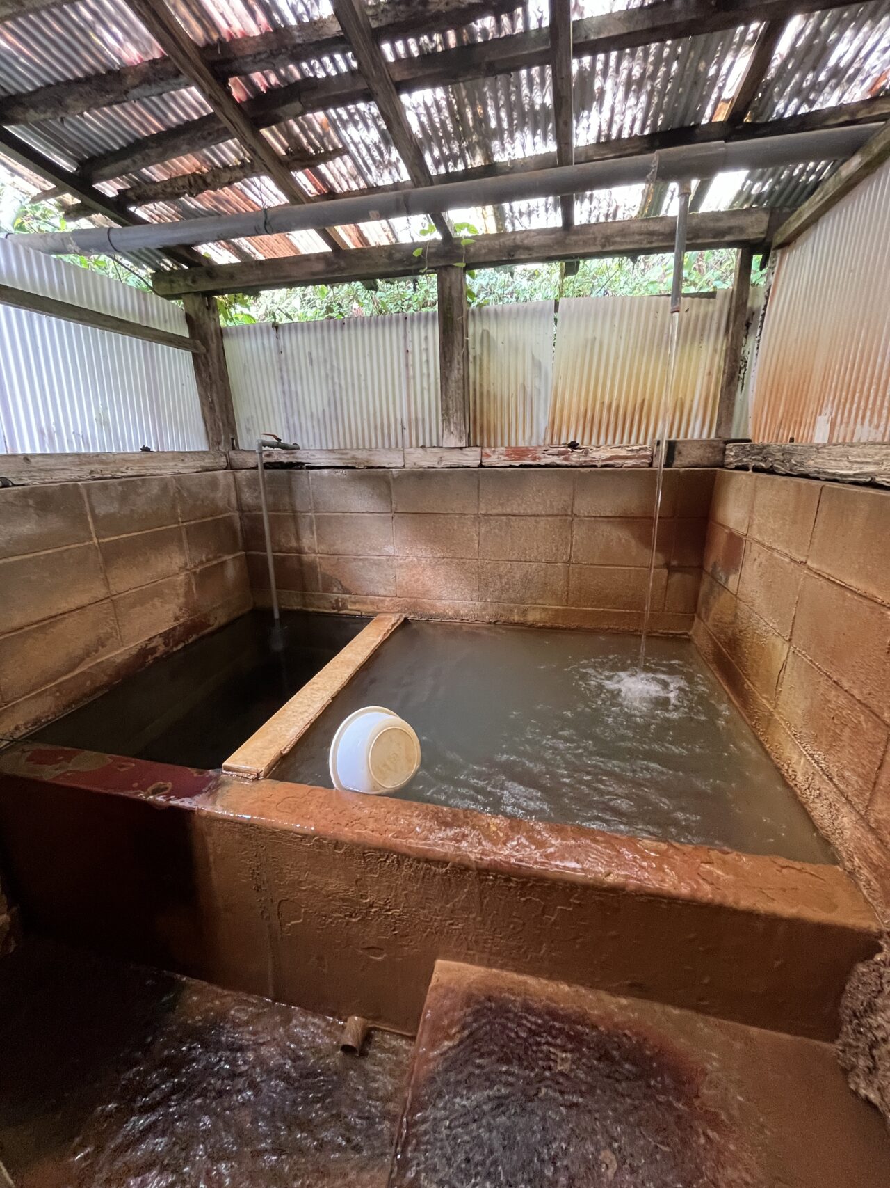 ぬる湯と水風呂の浴槽