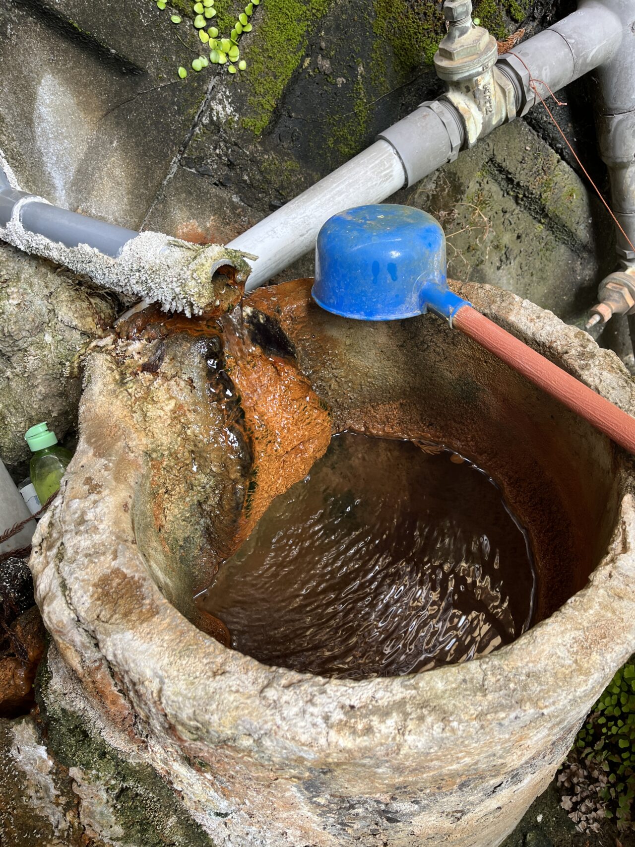 源泉が流れるツボ