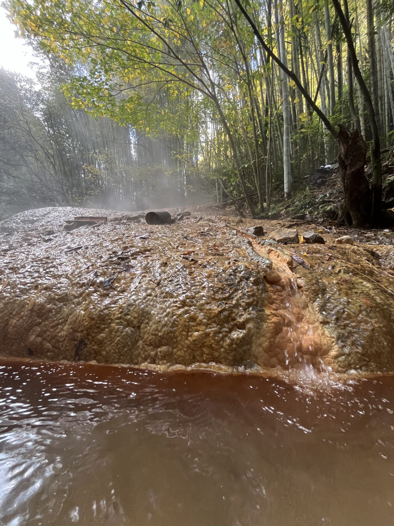 上から流れてくる温泉