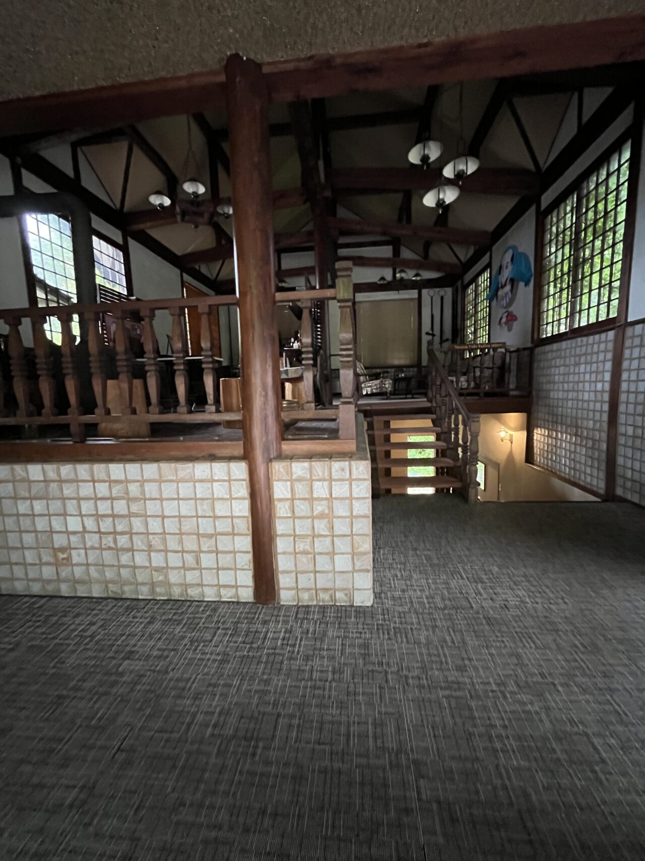 木造りの古びた入り口