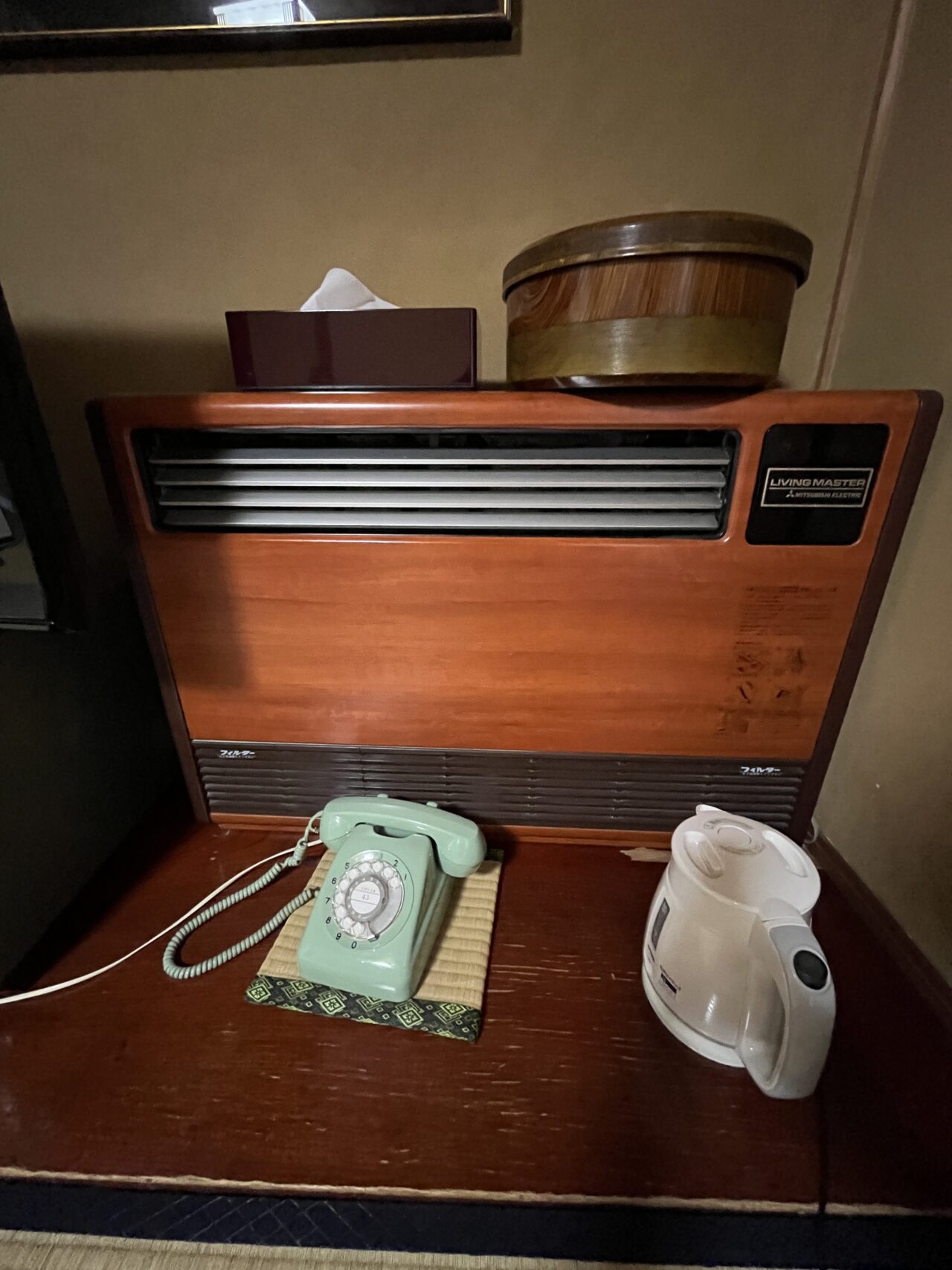 暖房とダイヤル式電話