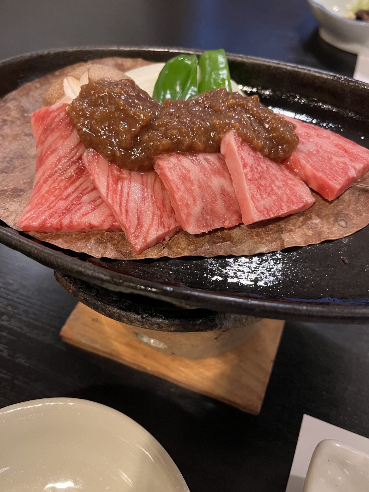 霜降りたっぷりの飛騨牛の朴葉焼き