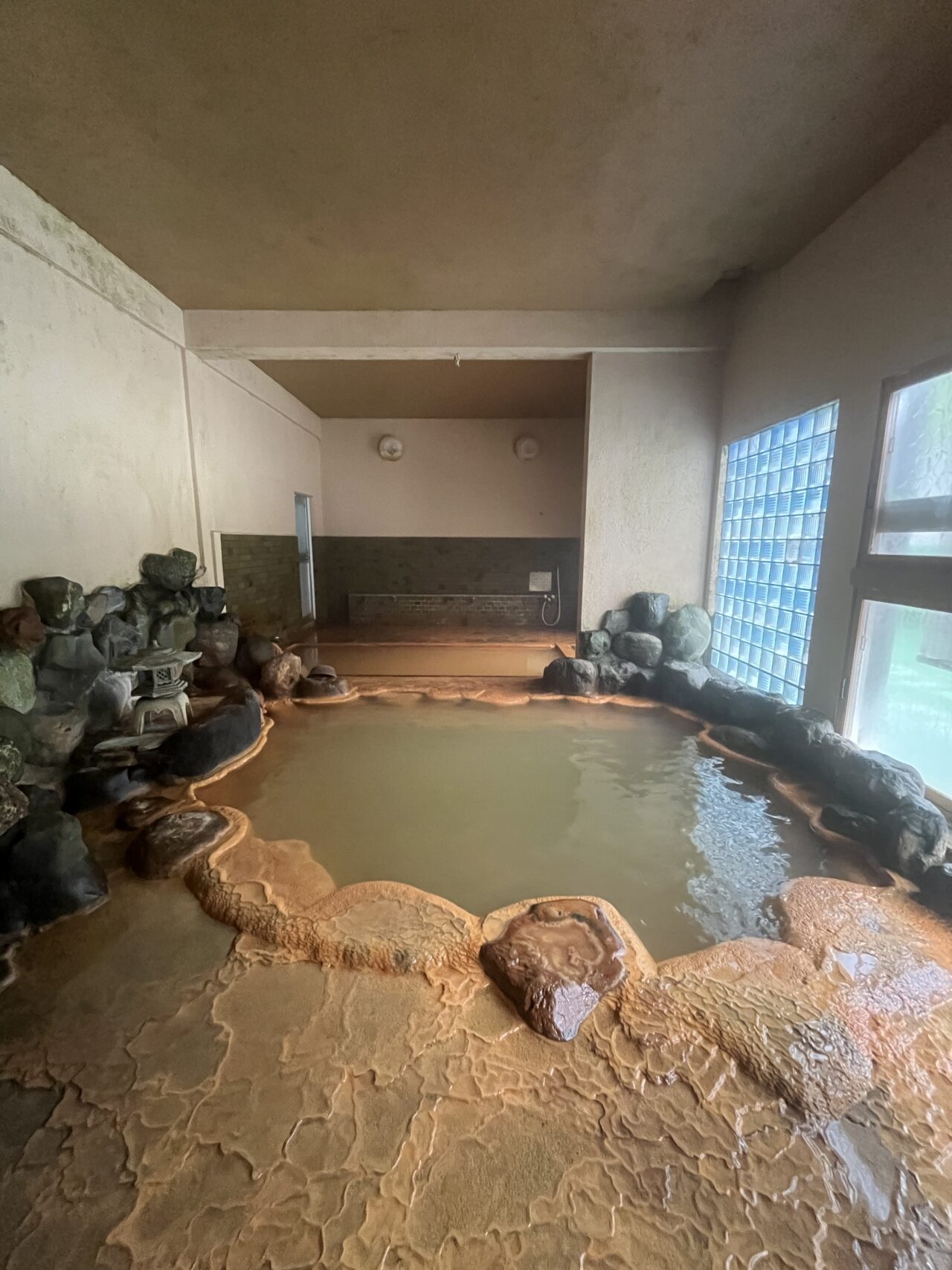 オレンジの床が美しい男湯