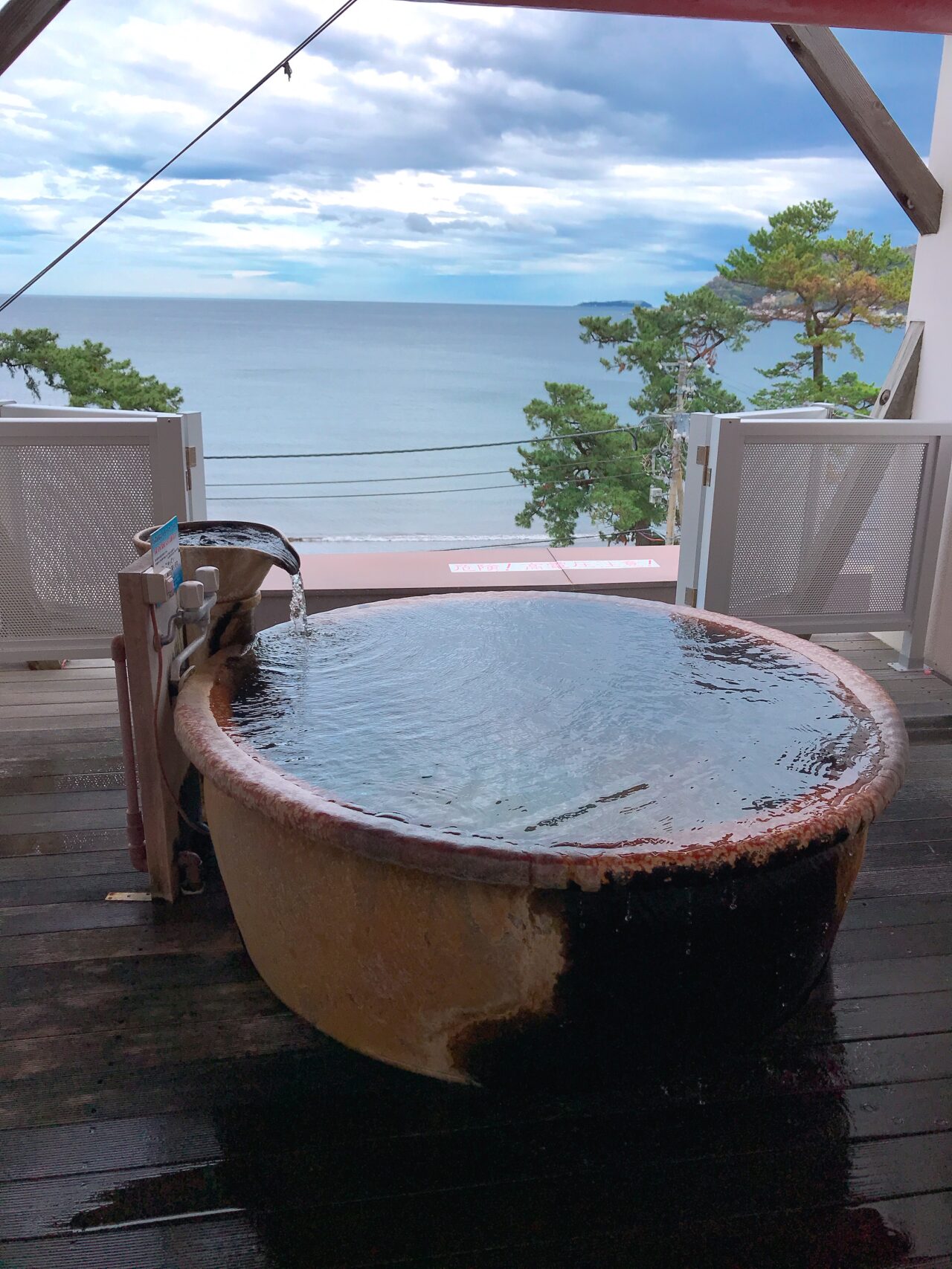 信楽焼の浴槽が美しい貸切風呂