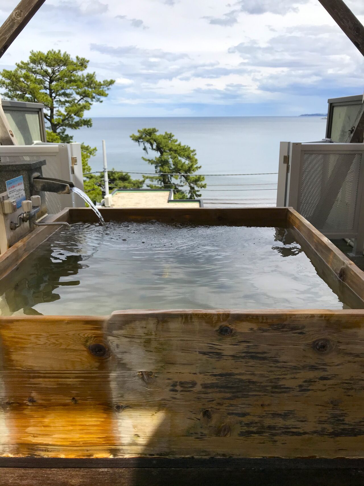 木曽檜を使った四角い浴槽の貸切風呂