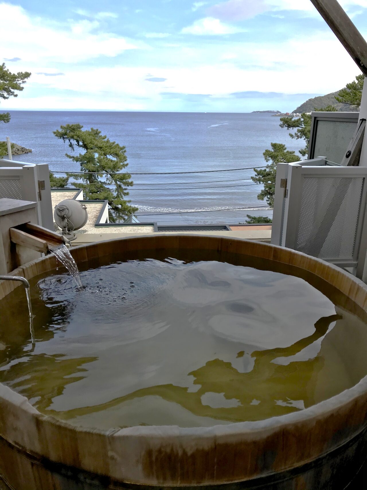 丸い木造りの貸切風呂