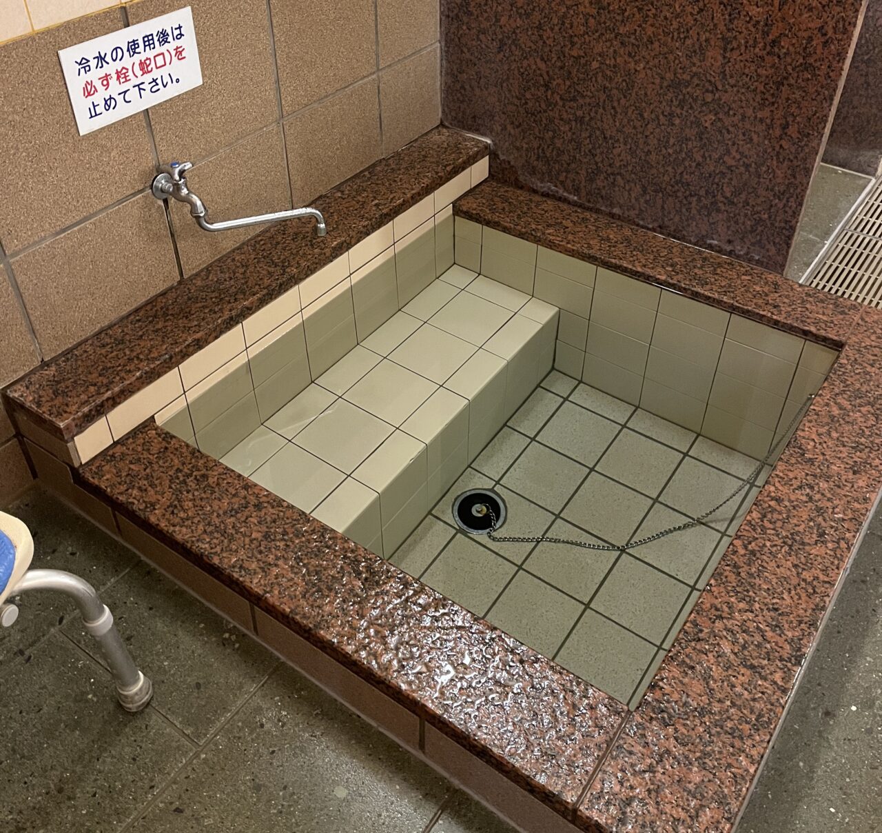 右側の浴槽の水風呂