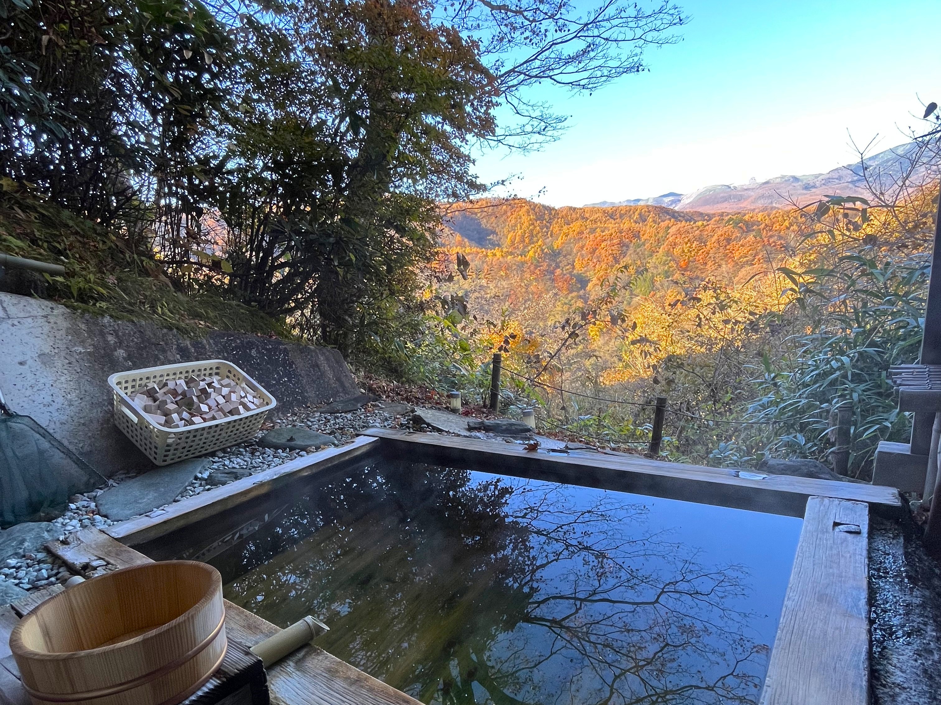 白根の見える丘の紅葉貸切露天風呂