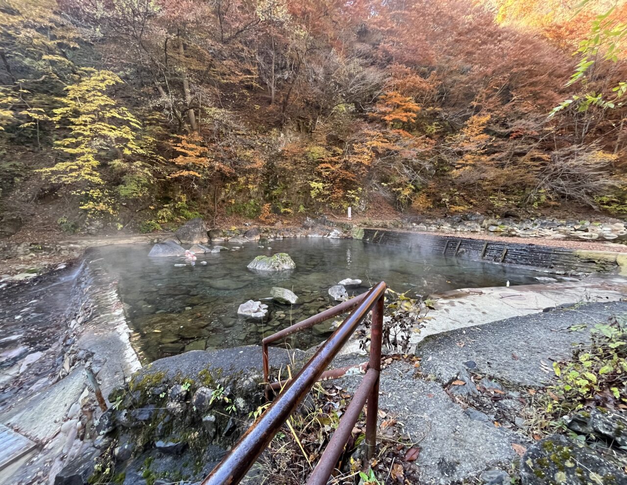 川に入れる露天風呂